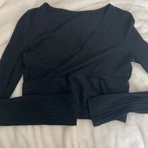 black long sleeve crop top